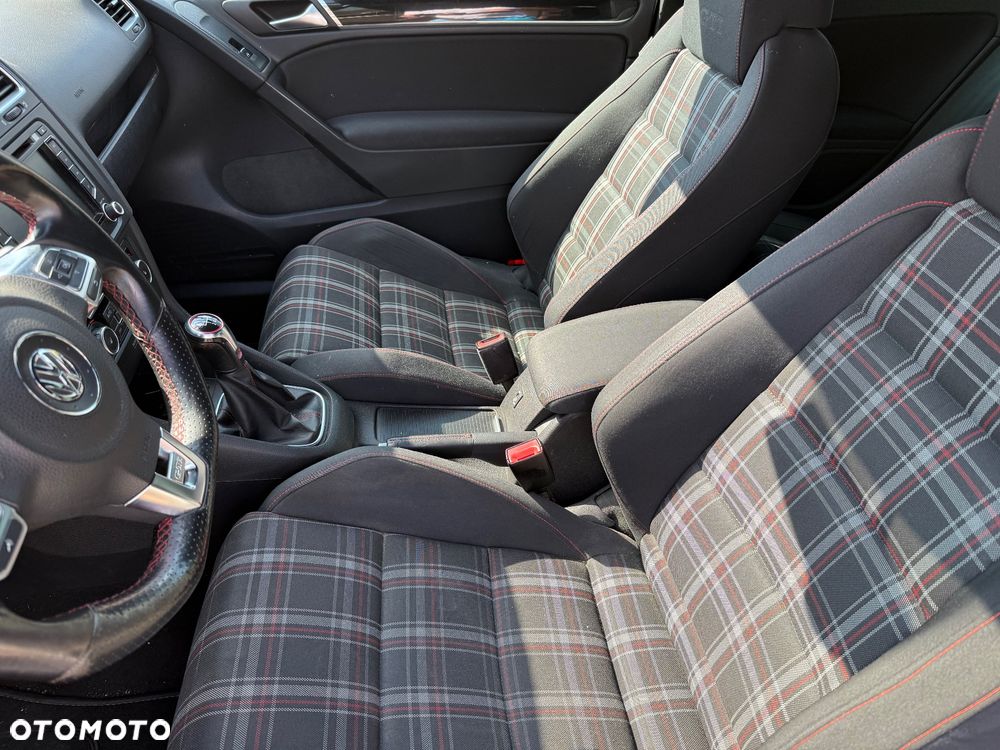 Volkswagen Golf 2.0 GTI adidas - 21