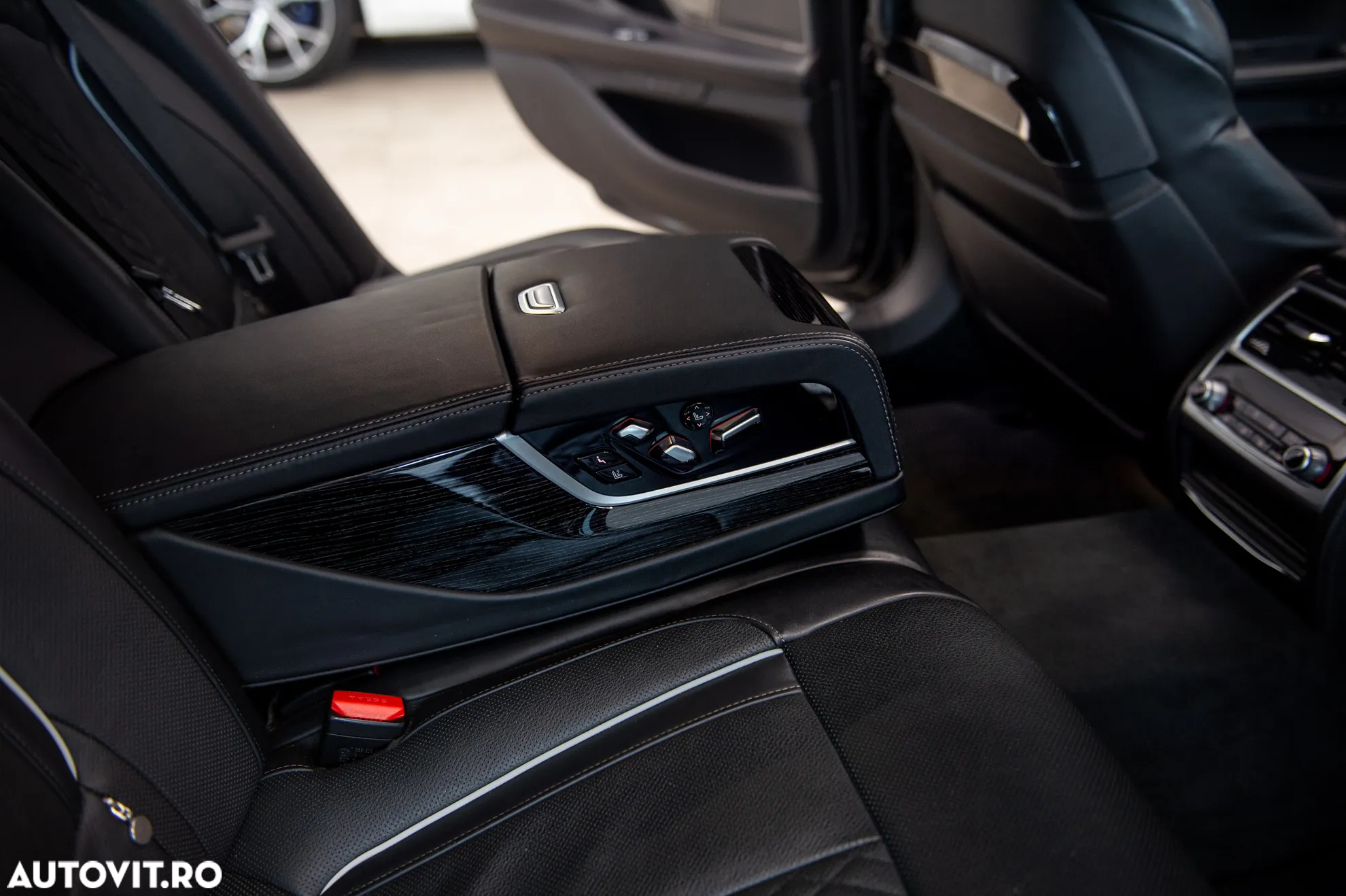 BMW Seria 7 740Li xDrive - 32