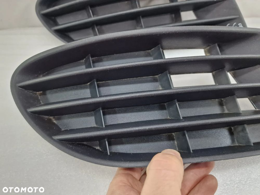 VW GOLF V 5 + PLUS 5+ LEWA KRATKA BOCZNA ZDERZAKA PRZEDNIEGO PRZÓD Z OPCJĄ BEZ HALOGENU BEZ HALOGENÓW  , NR 5M0853665 , NR AUKCJI E/66 - 3