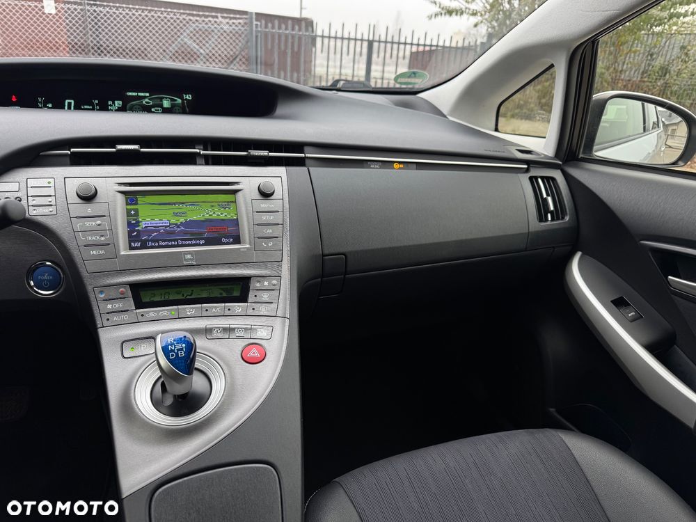 Toyota Prius (Hybrid) Life - 26