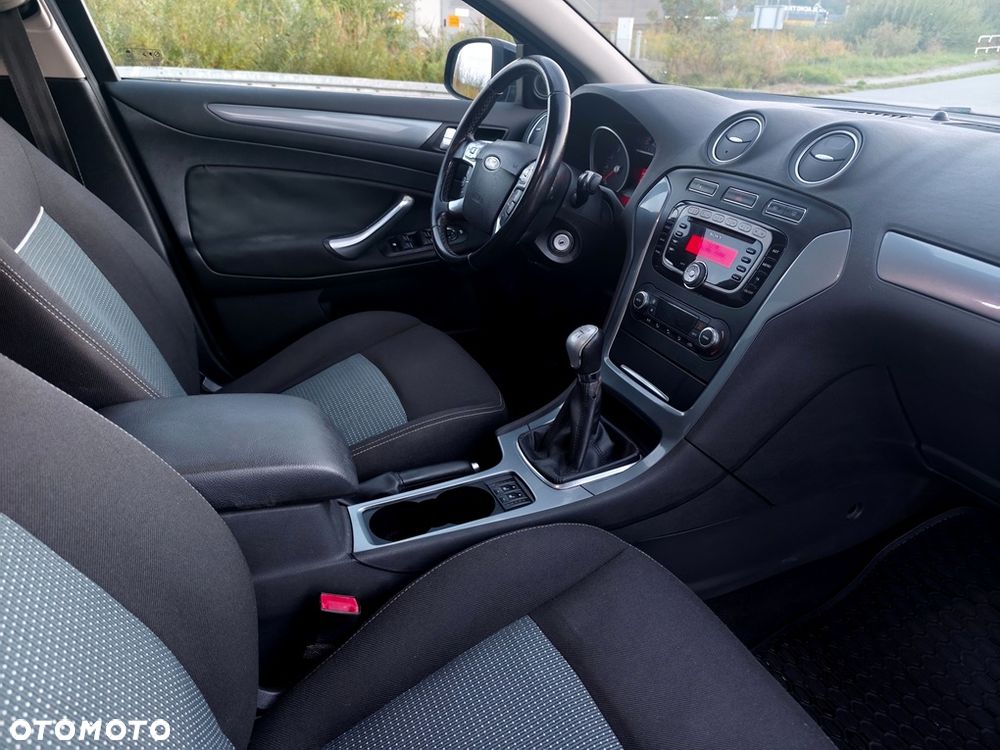 Ford Mondeo 2.0 Ambiente - 11