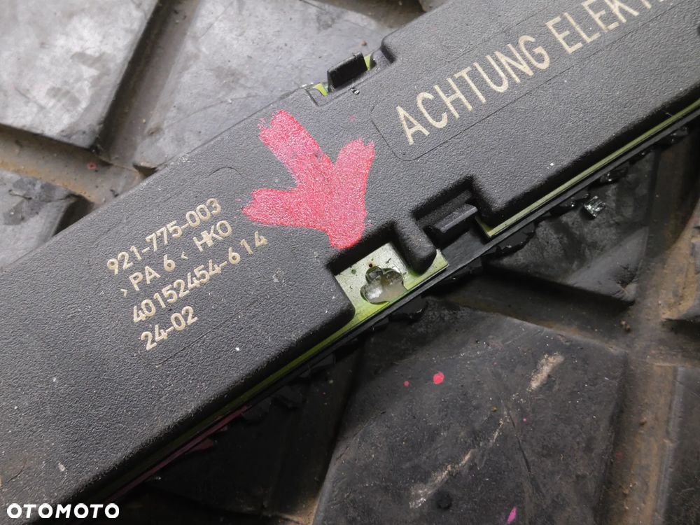 AUDI A4 B6 B7 SEDAN WZMACNIACZ ANTENY FM 8E5035225D - 2