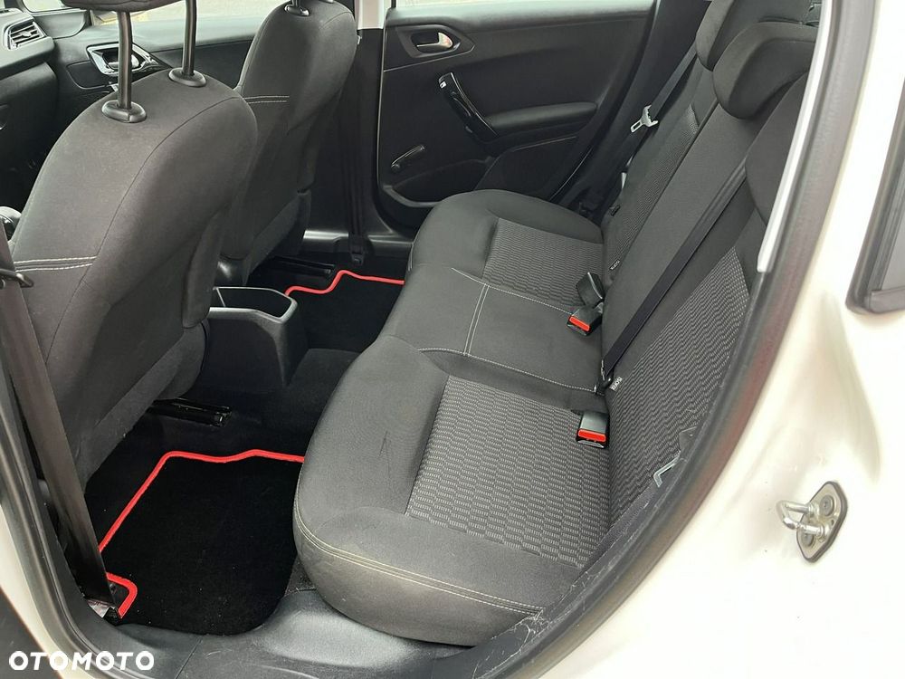 Peugeot 208 - 18