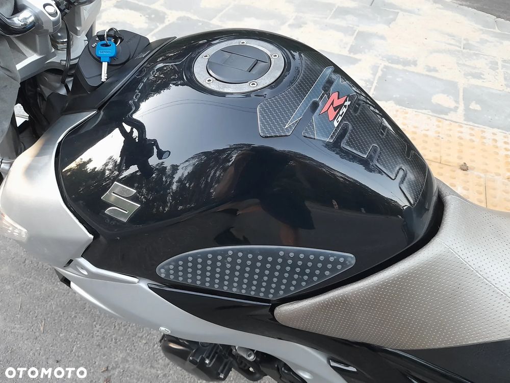 Suzuki GSR - 16