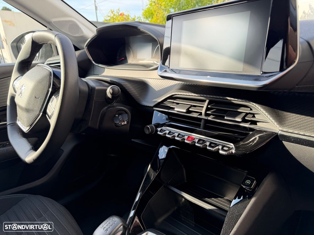 Peugeot 208 - 8