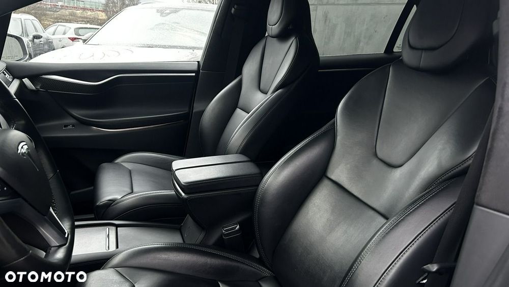 Tesla Model X - 16