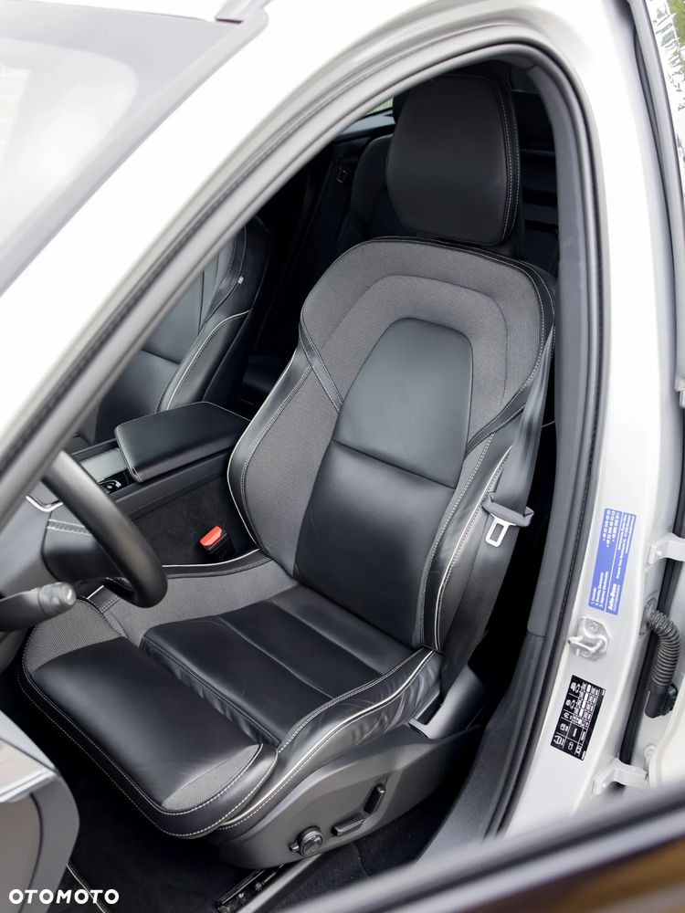 Volvo XC 60 B4 D AWD R-Design - 18