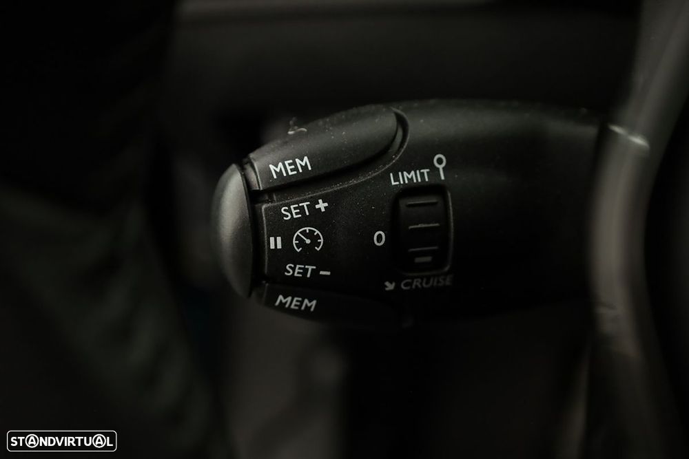 Peugeot 2008 1.2 PureTech Allure - 17