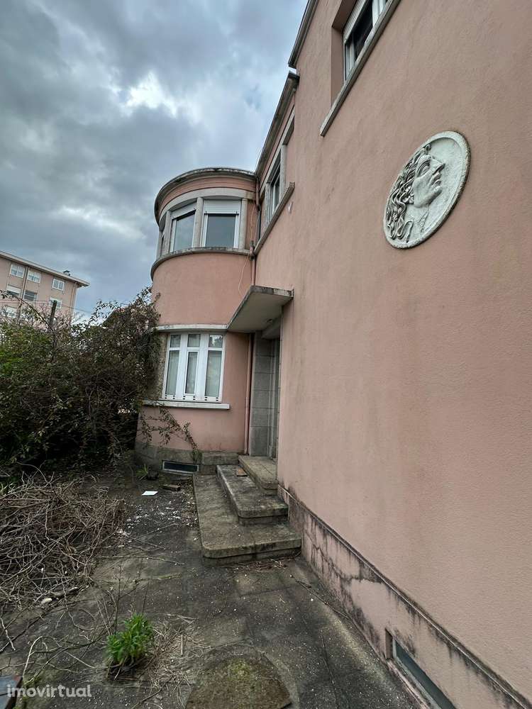 Moradia T4 com 3 casas de banho e ampla área - Grande imagem: 5/27