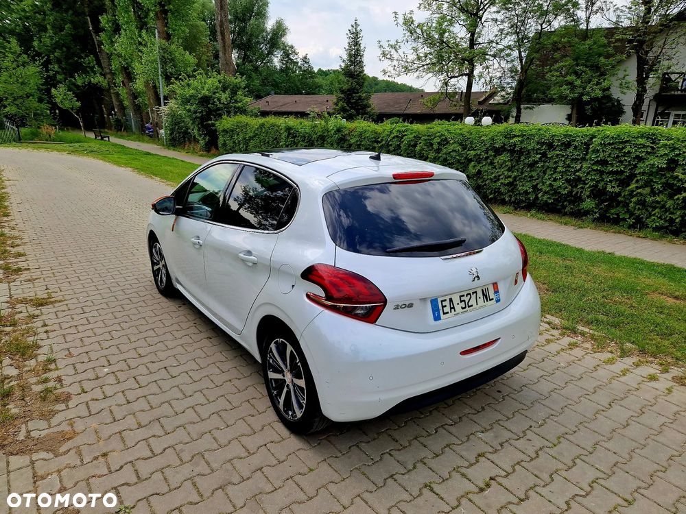 Peugeot 208 - 8