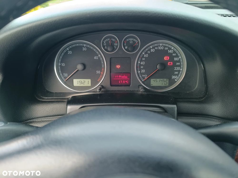 Volkswagen Passat 1.9 TDI Highline - 12