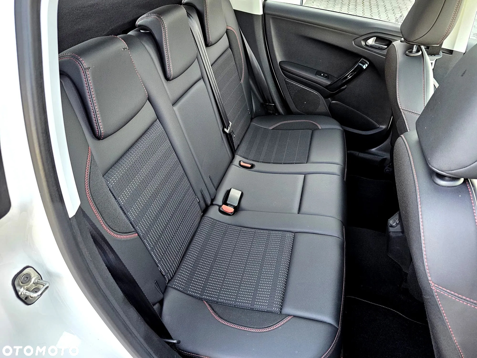 Peugeot 2008 BlueHDi FAP 120 STOP & START GT-Line Edition - 24
