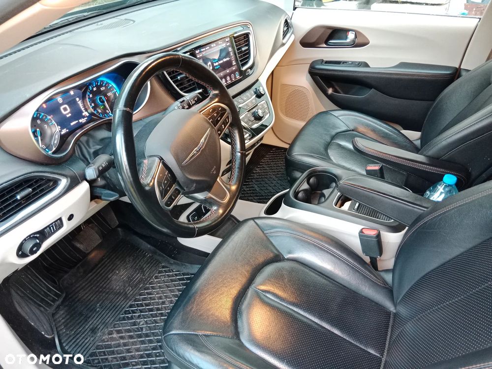 Chrysler Pacifica - 11