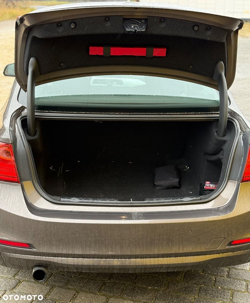 BMW Seria 3 320i xDrive - 32