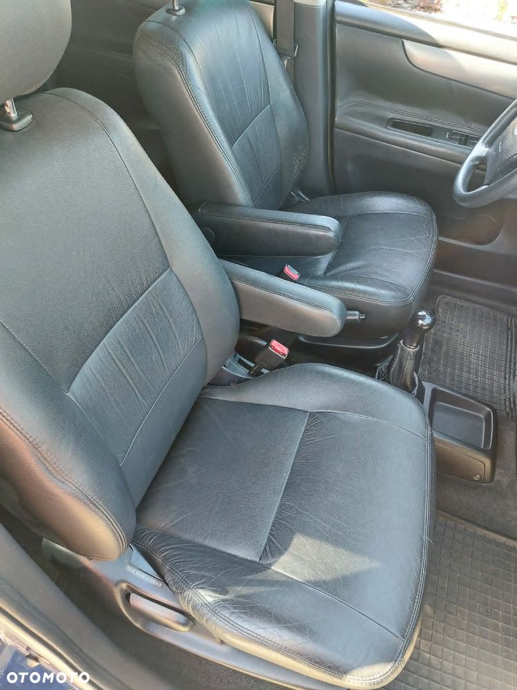Toyota Avensis Verso Executive - 9