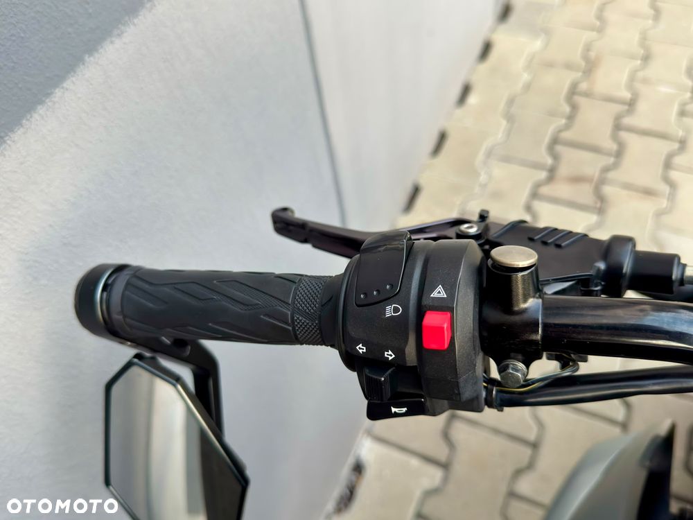 Suzuki GSR - 18