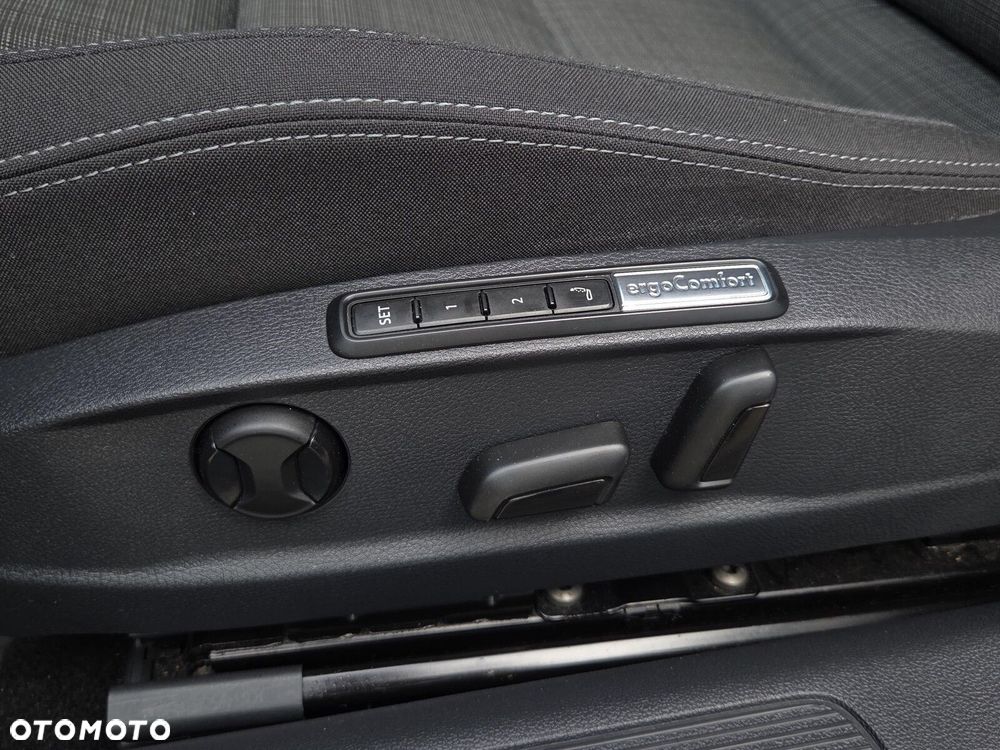 Volkswagen Passat Variant 2.0 TDI EVO Essence DSG - 16