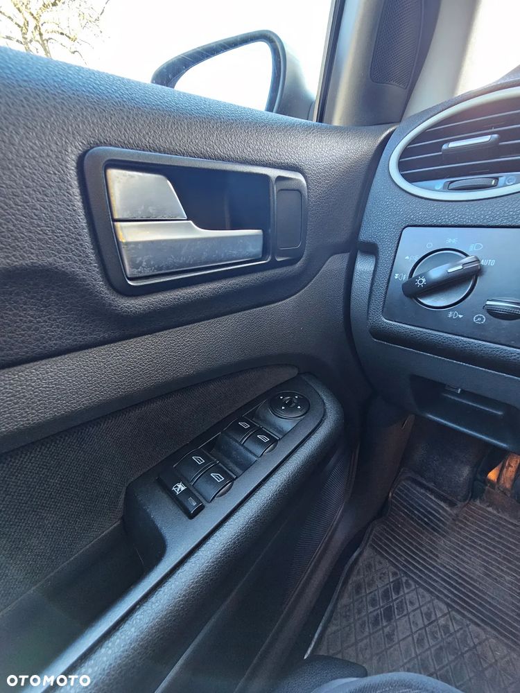 Ford Focus 2.0 Ghia - 24