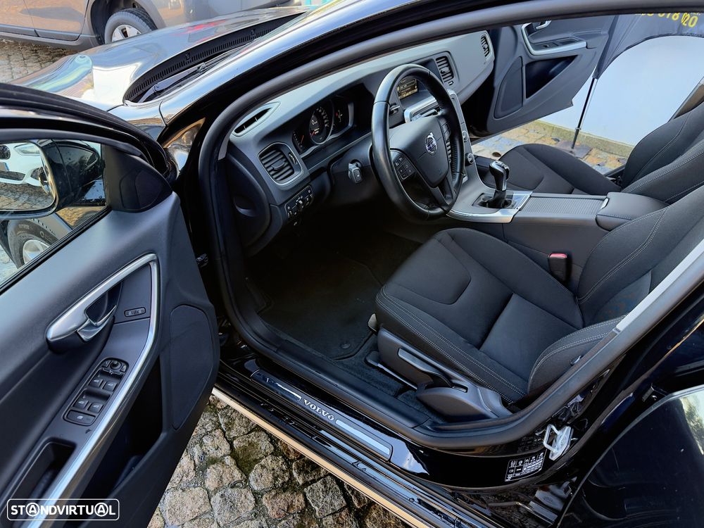 Volvo V60 Cross Country 2.0 D3 Momentum - 37