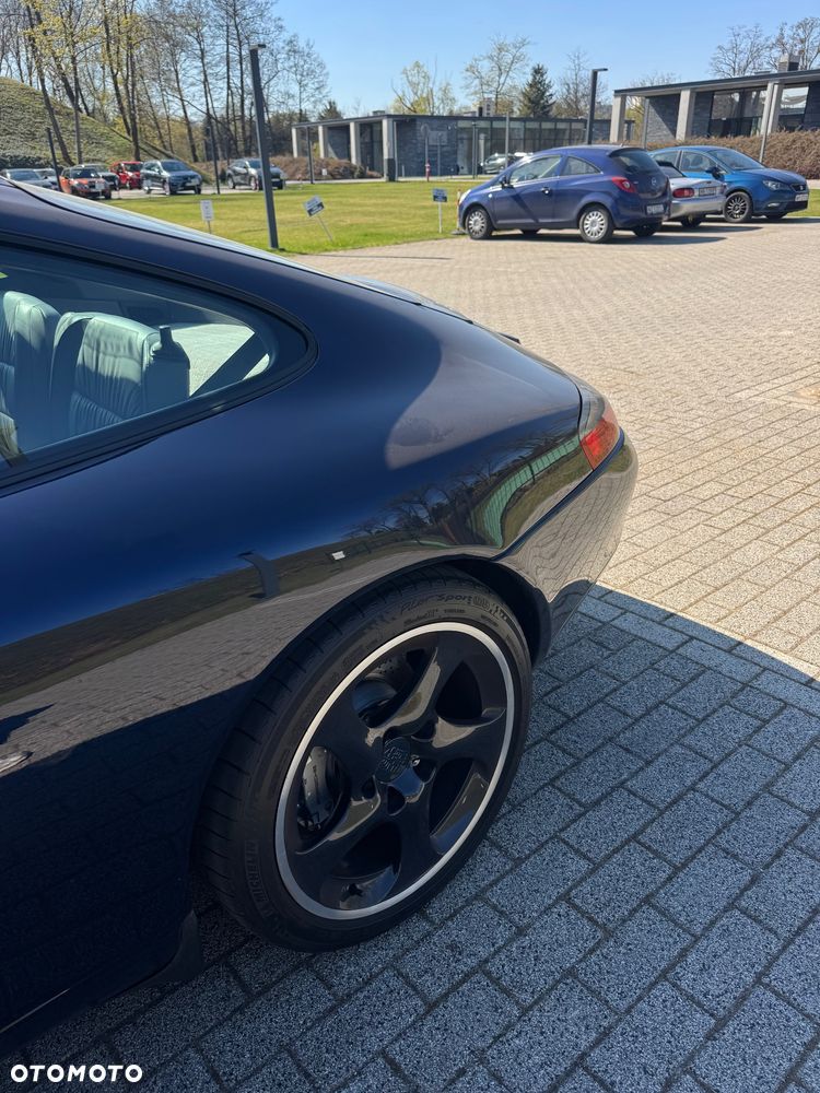 Porsche 911 Carrera 4 - 4