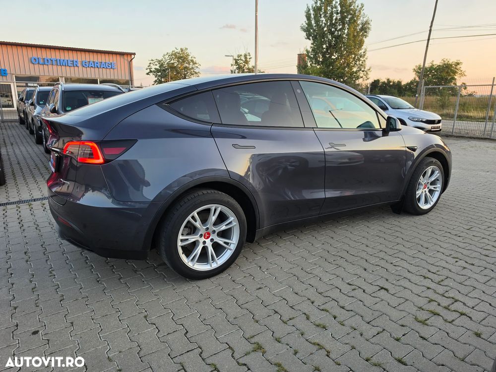 Tesla Model Y - 6