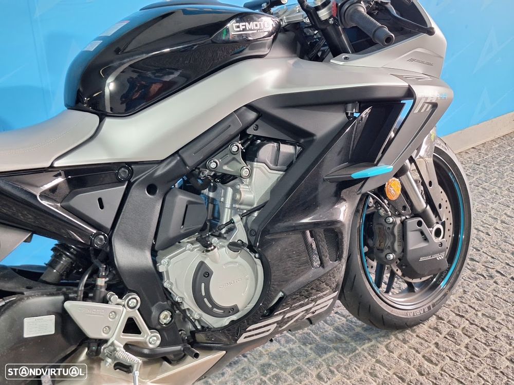 CF Moto 675SR-R - 3