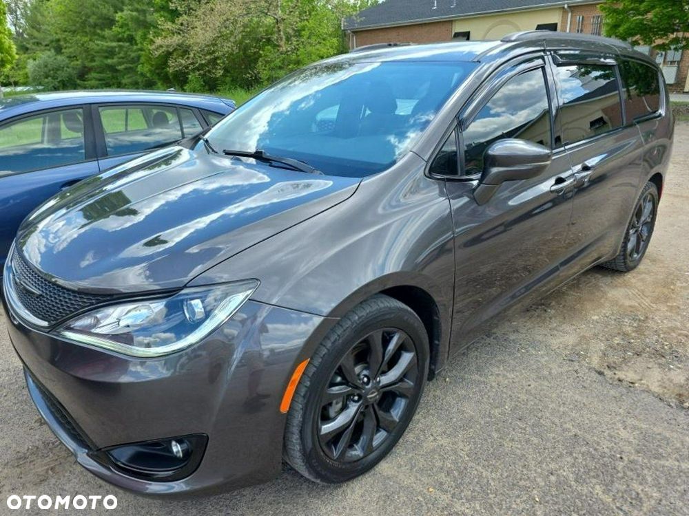 Chrysler Pacifica - 1
