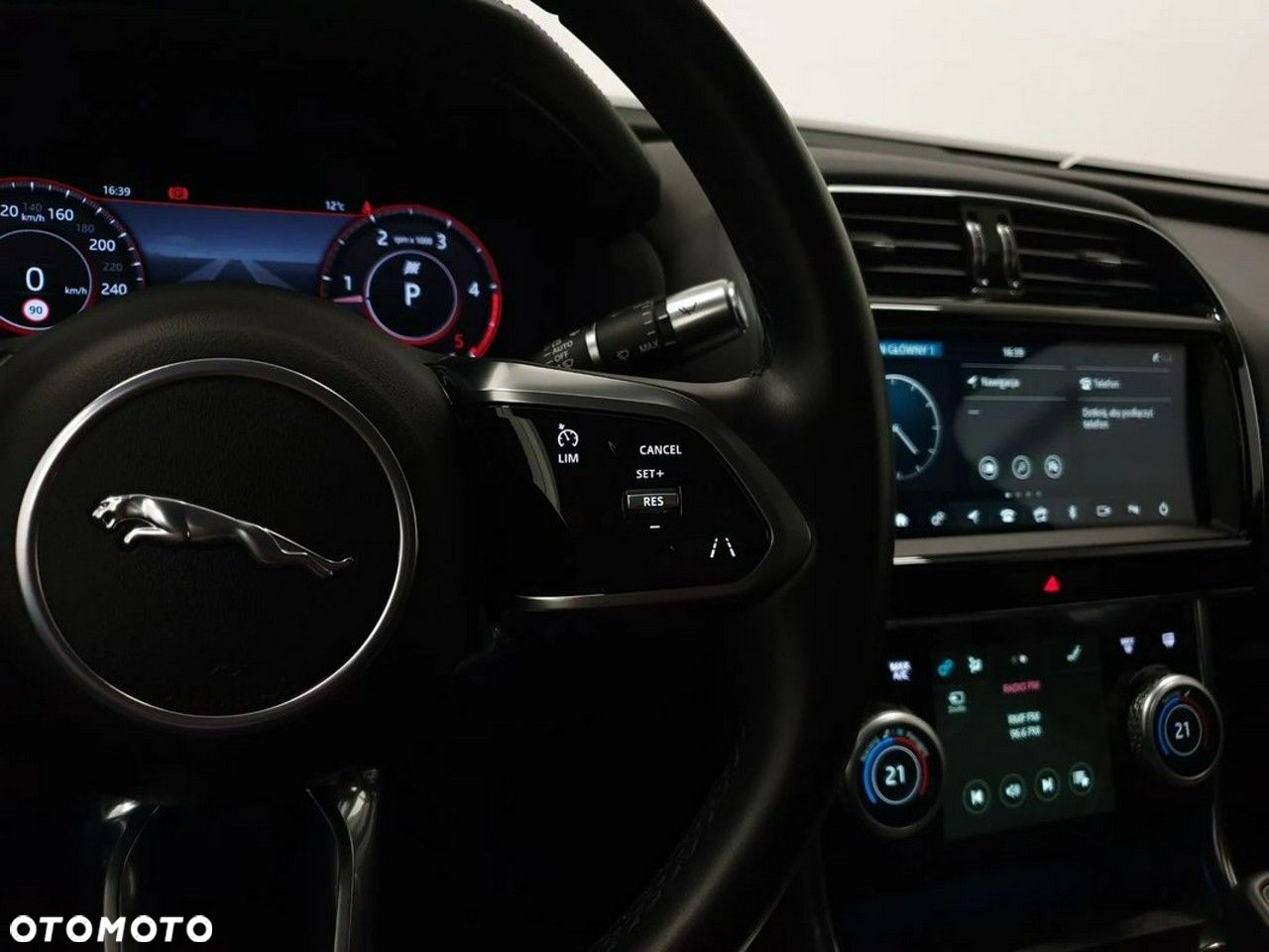 Jaguar XE 2.0 D180 SE - 16