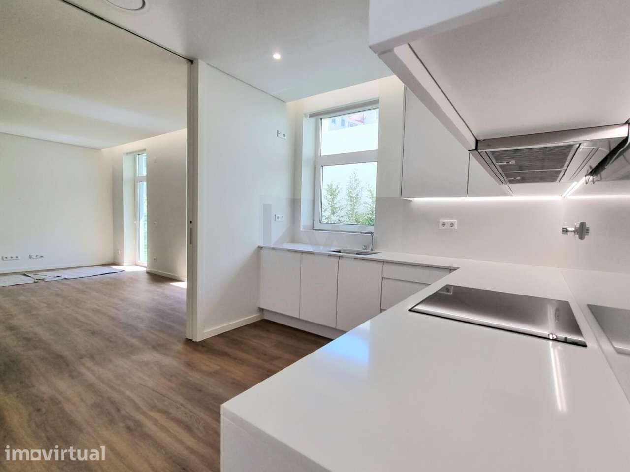 Apartamento T2, terraço de 53m2 novo, na praça do Chile com garagem - Grande imagem: 3/10