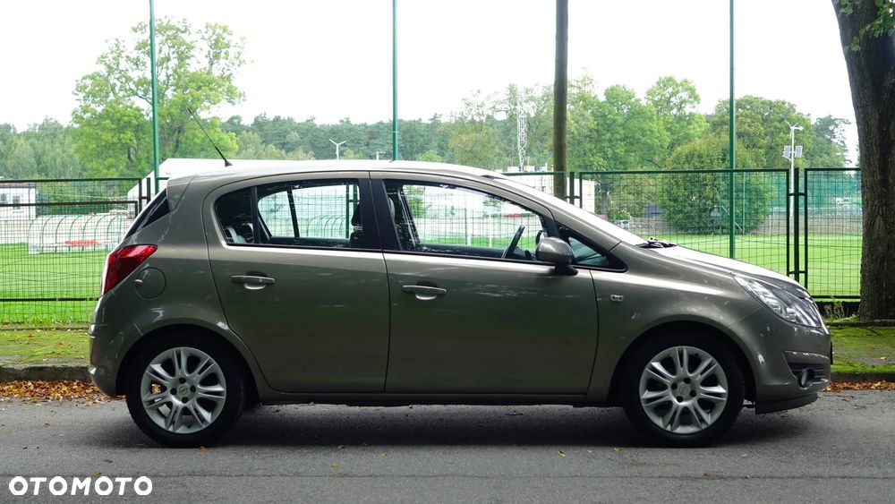 Opel Corsa 1.2 16V Cosmo - 36