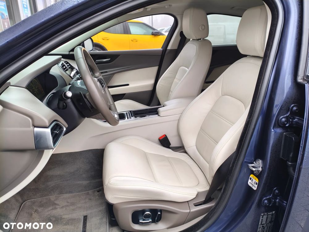 Jaguar XE 2.0 T Prestige - 10