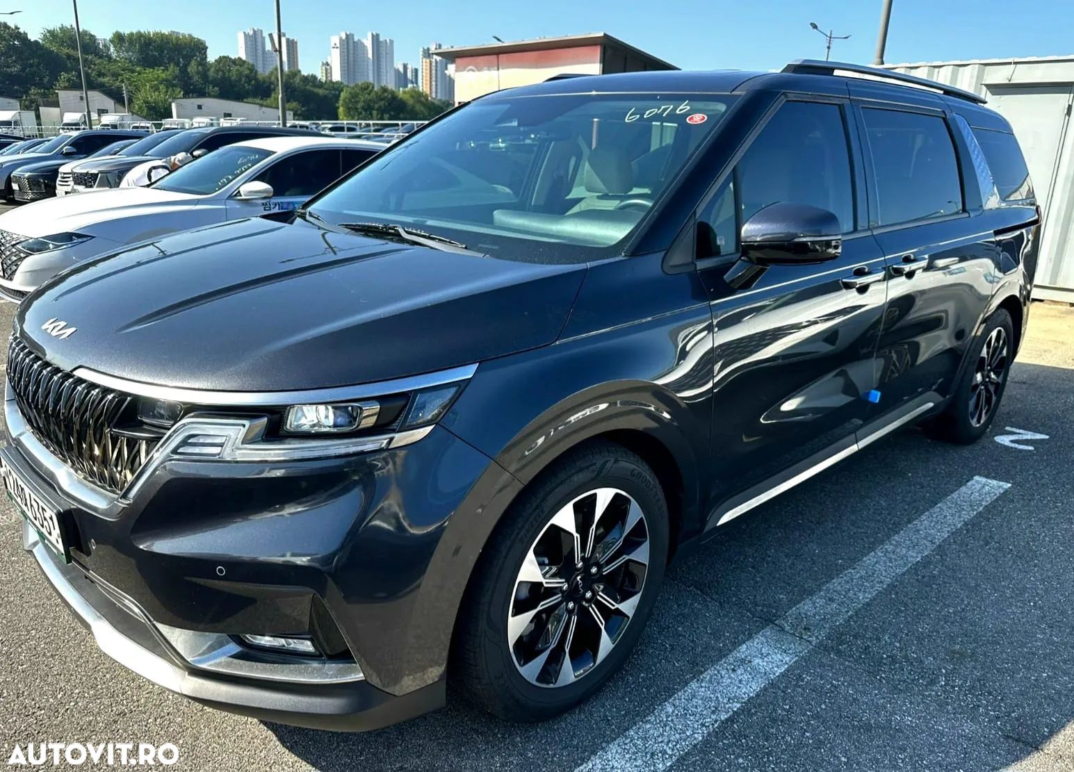 Kia Carnival - 1