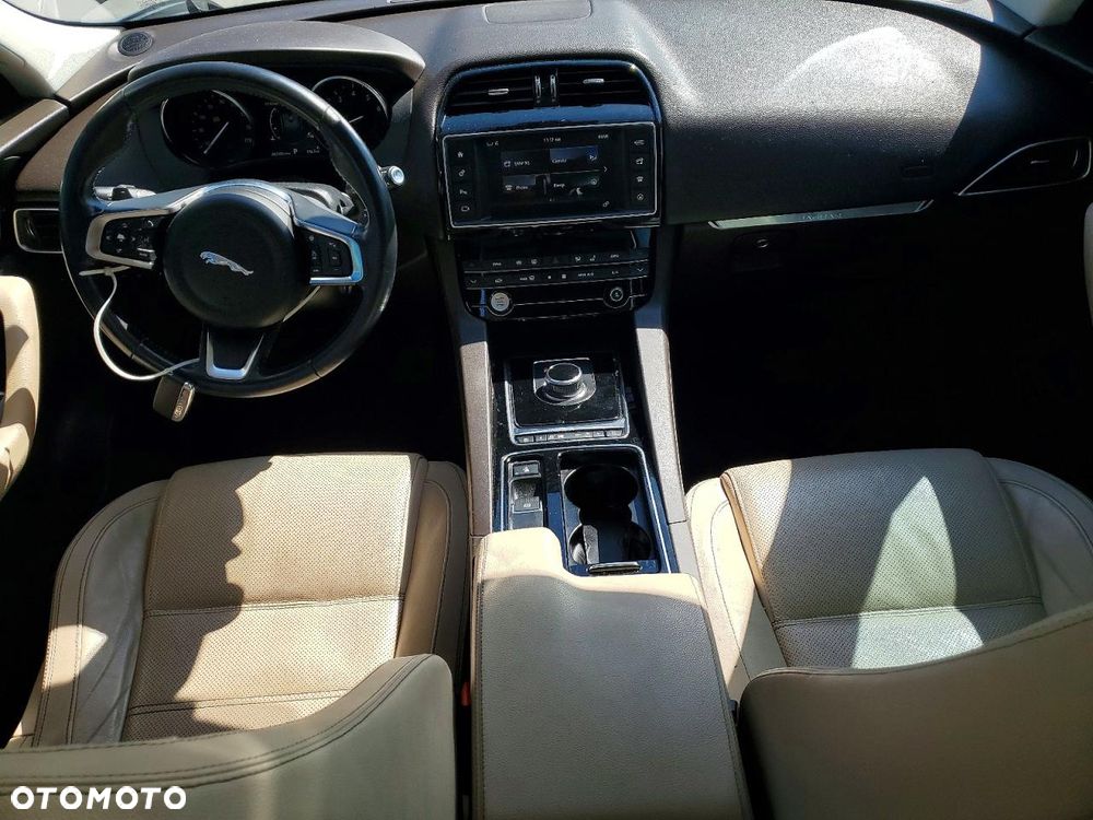 Jaguar F-Pace - 9
