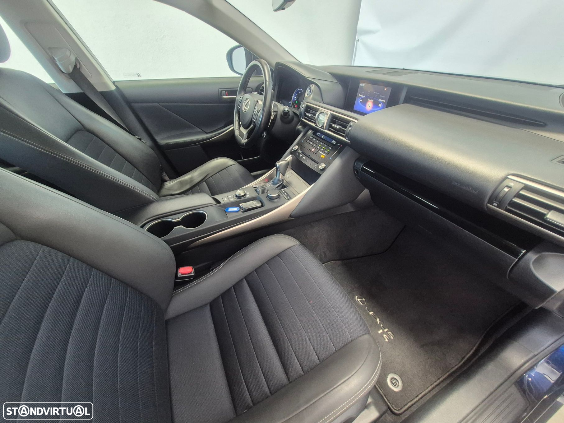 Lexus IS 300H Sport Edition - 23