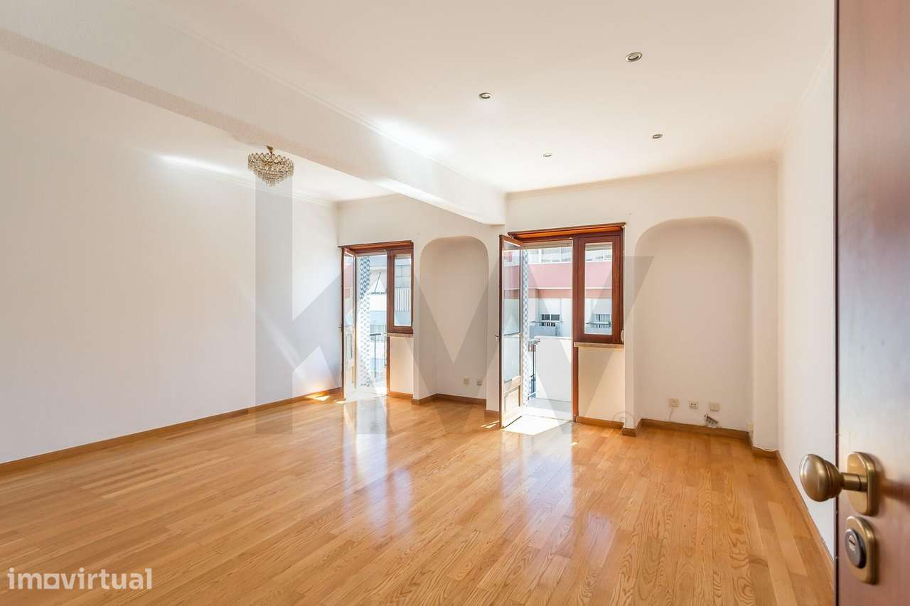 Acolhedor T1 para Arrendamento com 3 Varandas – 3.º Andar com Elevador - Grande imagem: 2/16