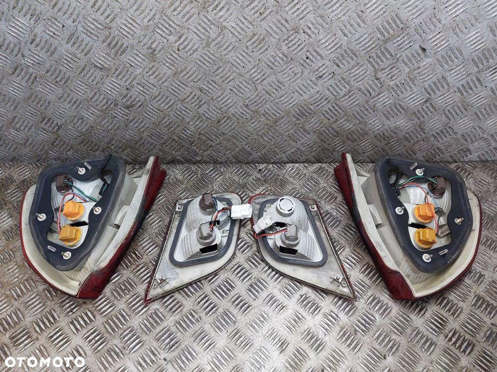 LAMPA LEWY TYŁ + PRAWY TYŁ W BŁOTNIK W KLAPĘ CARISMA I FL LIFT HB 5D HELLA - 6