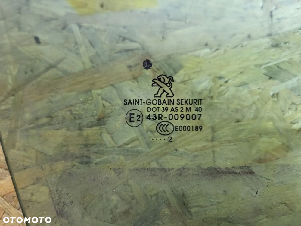 Szyba drzwi prawa przednia Peugeot 208 3d  12r - 2