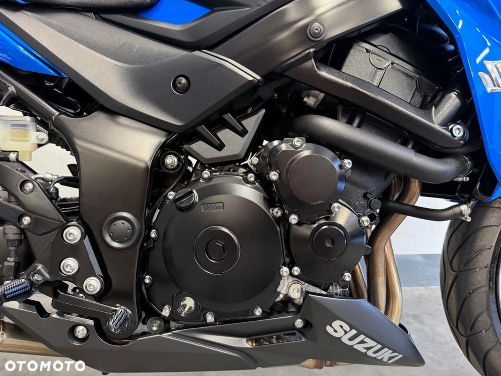 Suzuki GSX - 13