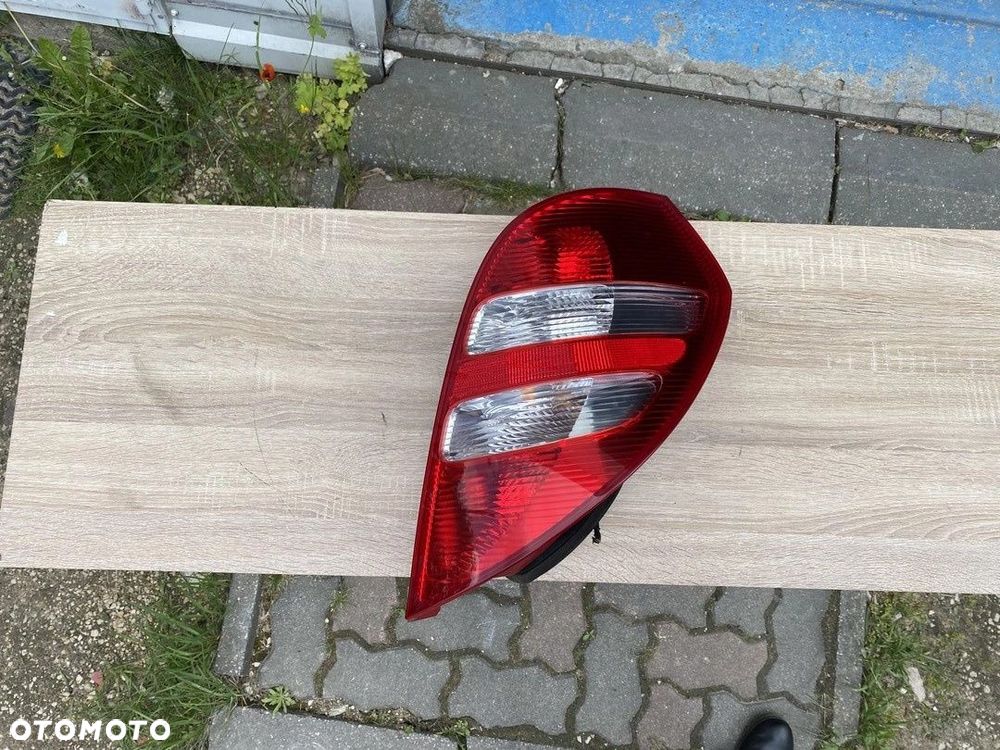 LAMPA TYLNA PRAWA MERCEDES A KLASA W169 A1698200464 - 3