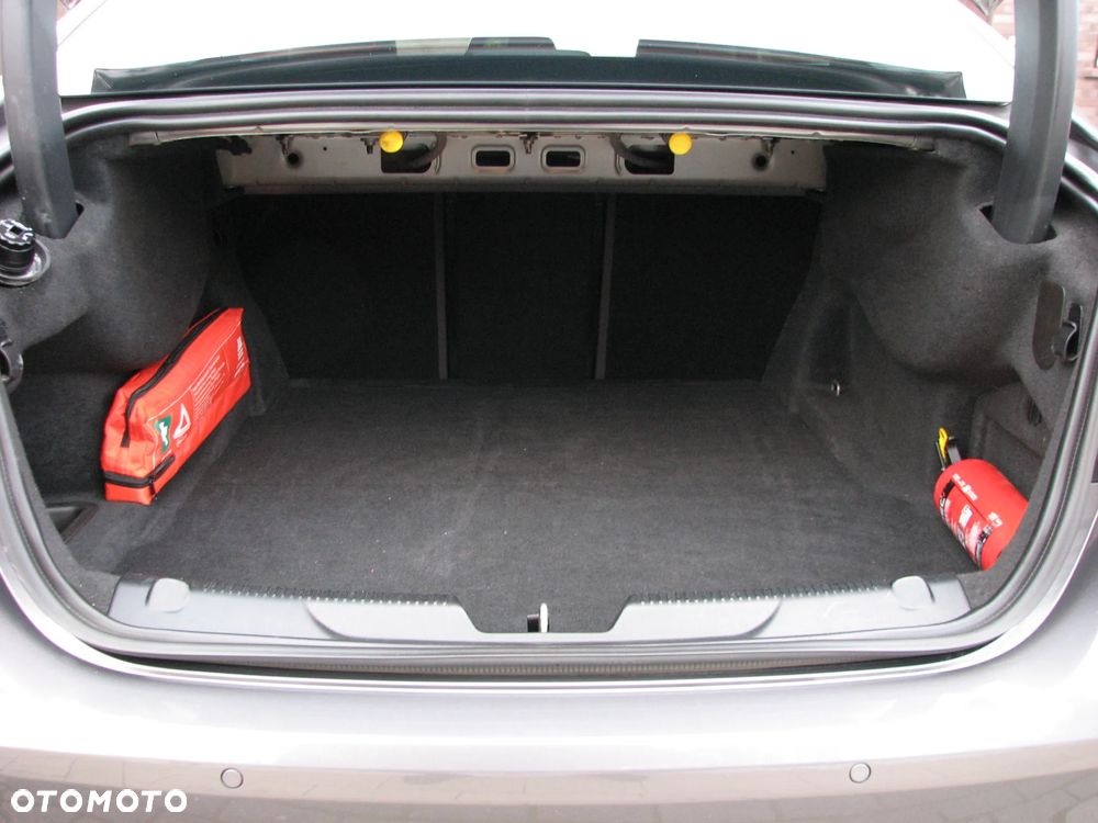 Jaguar XE 20d R-Sport - 33
