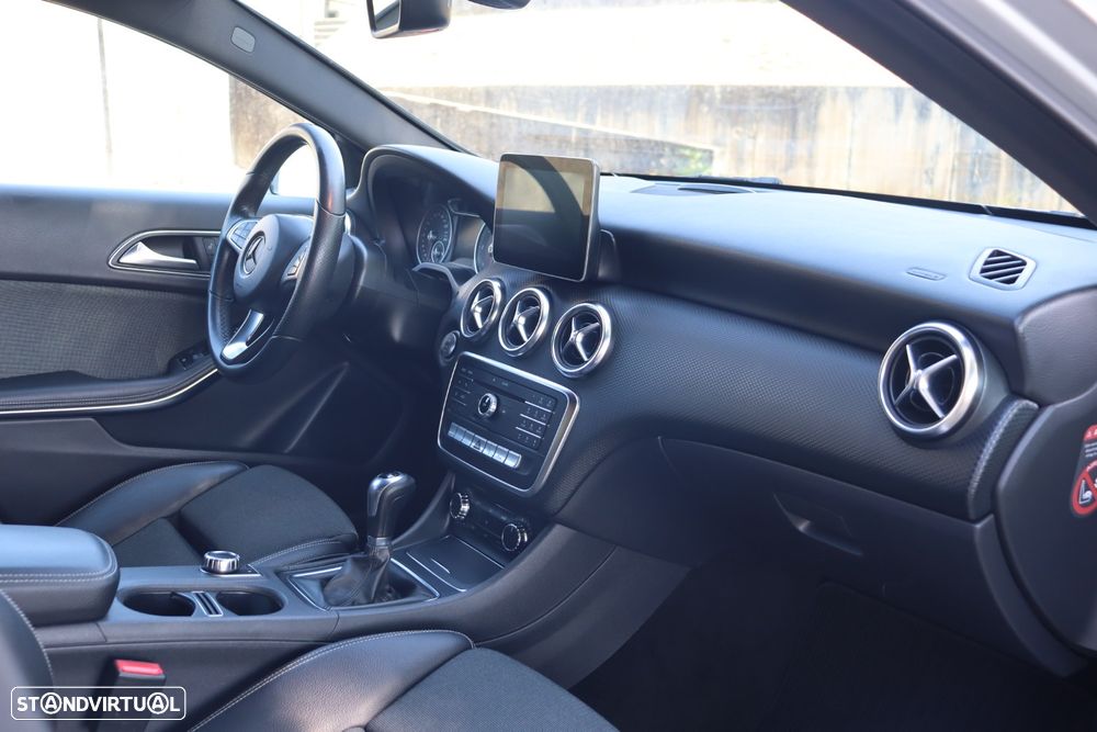 Mercedes-Benz A 180 d AMG Line - 12