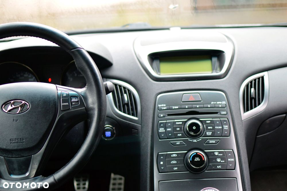 Hyundai Genesis Coupe 3.8 V6 Executive - 13