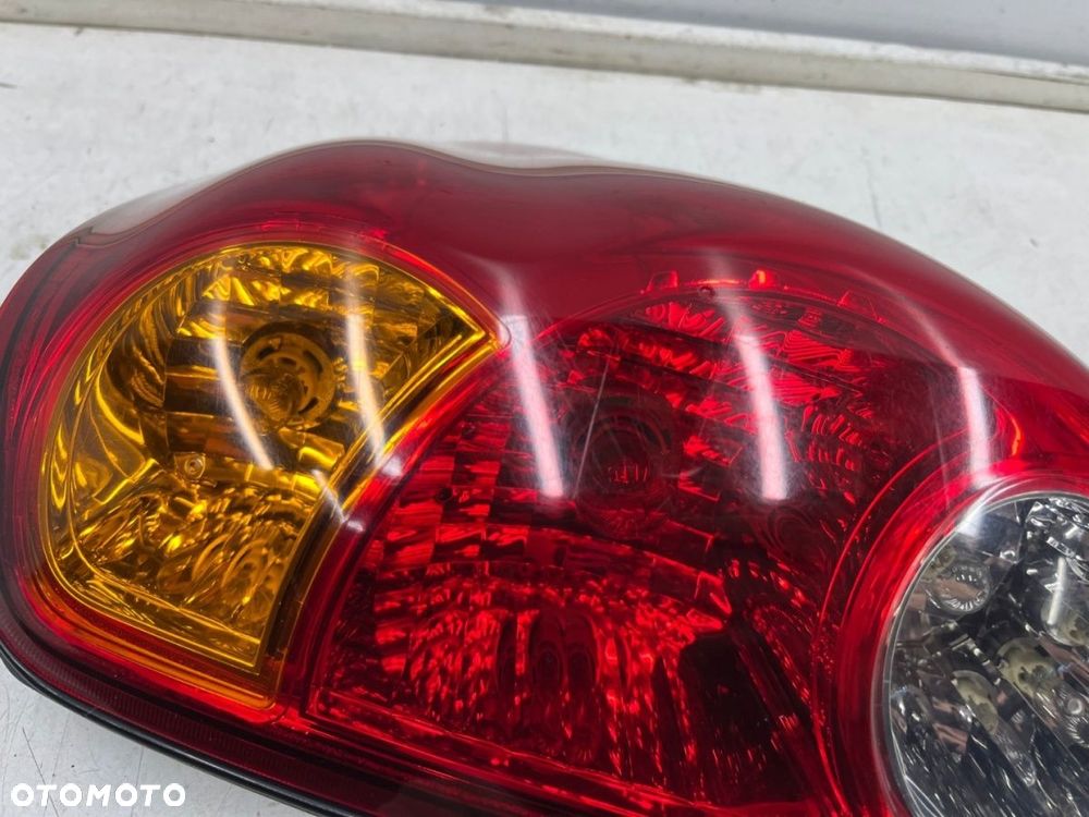 Lampa Mitsubishi L200 KA KB 05-15r. PRAWA tylna w błotnik oryginalna prawy tył EUROPA - 3