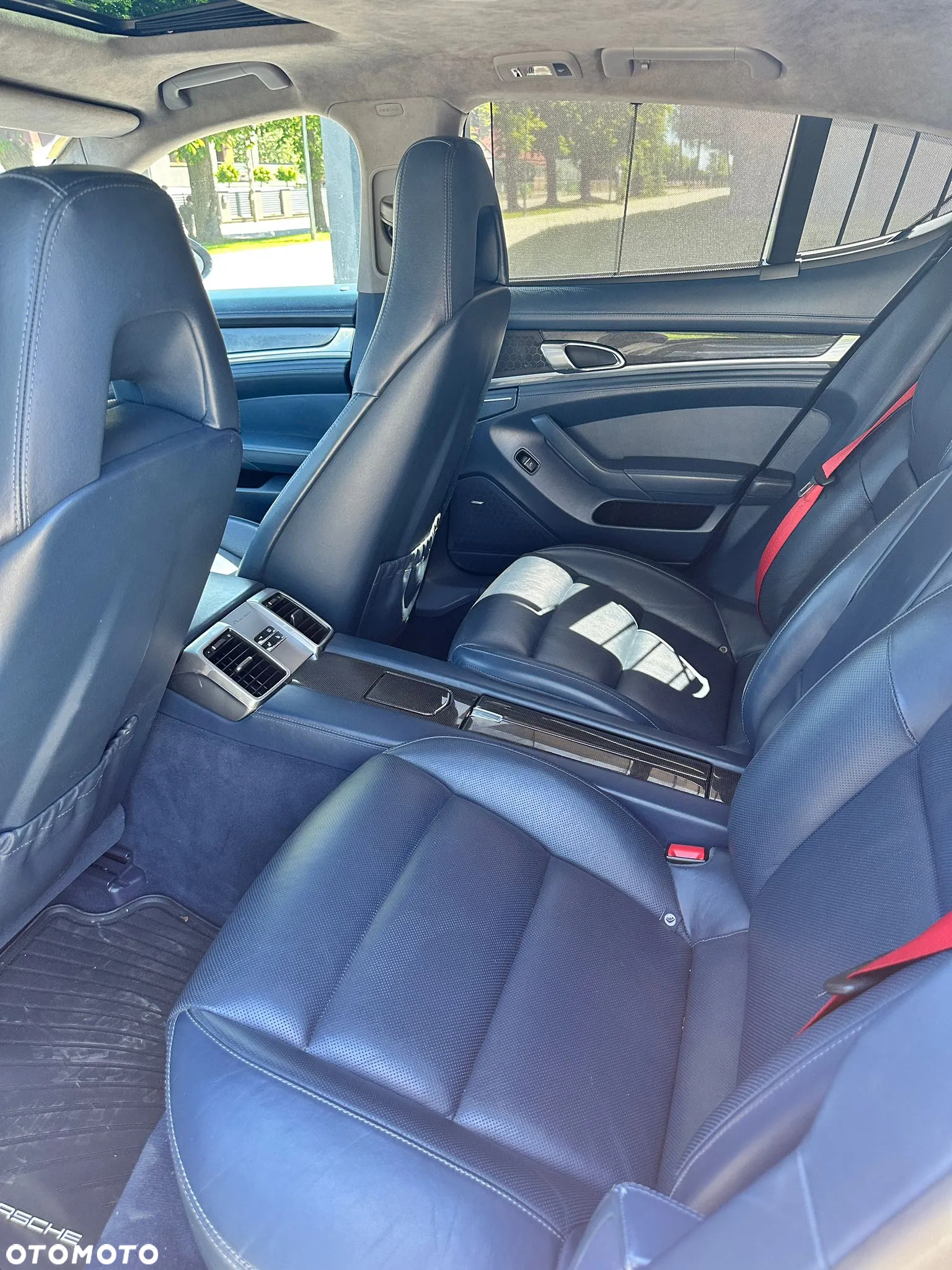 Porsche Panamera 4 Platinum Edition - 12