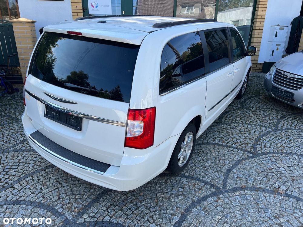 Chrysler Town & Country - 28