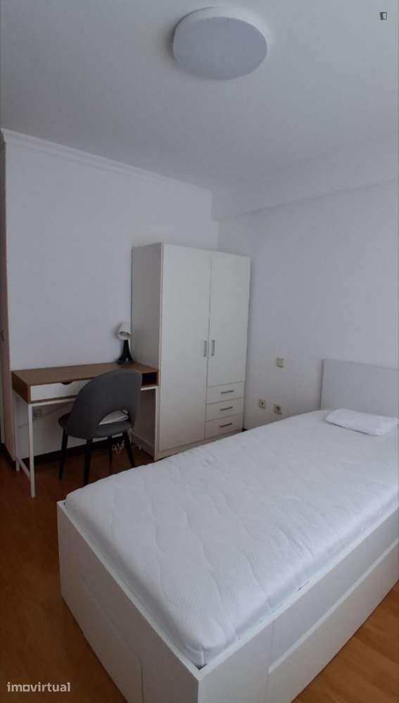 Quarto - localizado em Paranhos Porto - Grande imagem: 2/14