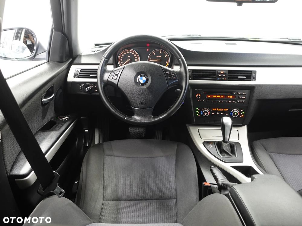 BMW Seria 3 320d xDrive DPF - 28