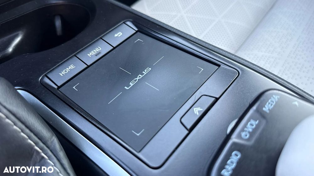 Lexus UX 250h FWD Executive - 33