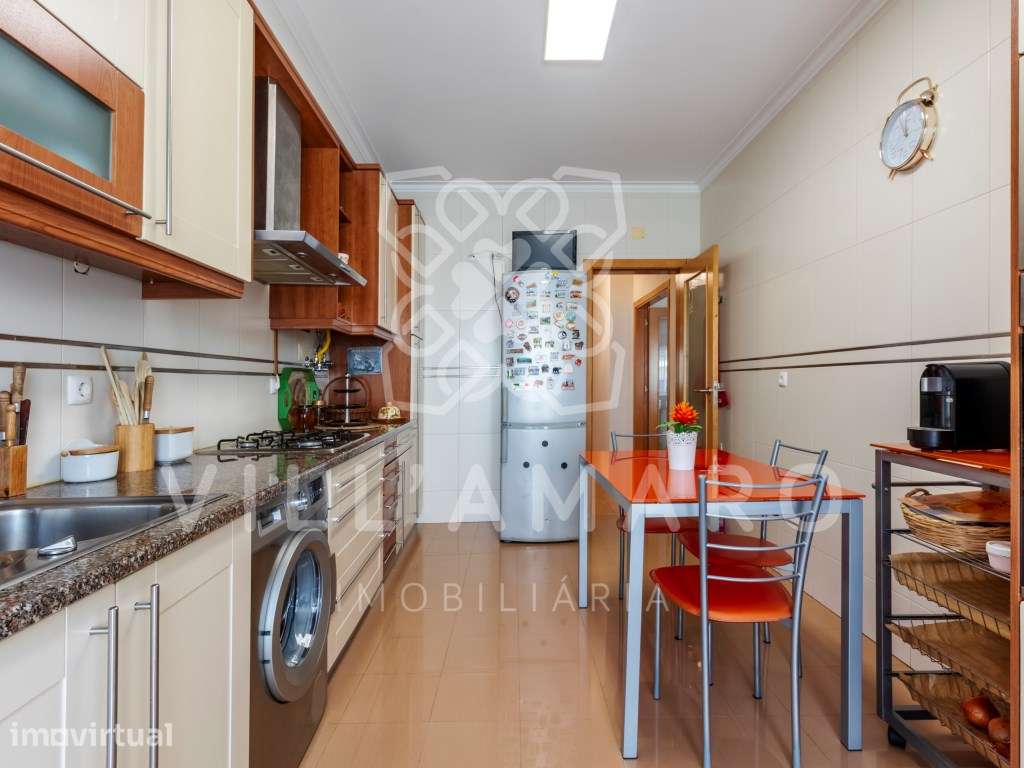 Espaçoso T3 Duplex com Suíte, Varandas e Garagem Box - Grande imagem: 5/51