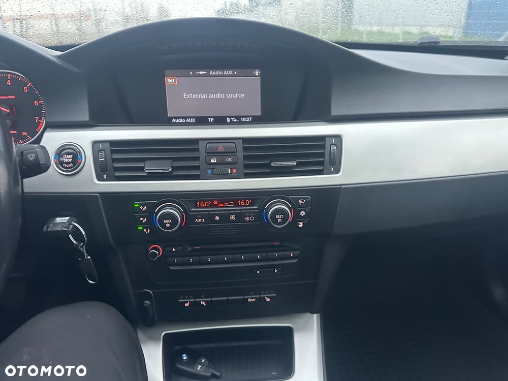 BMW Seria 3 320i - 12